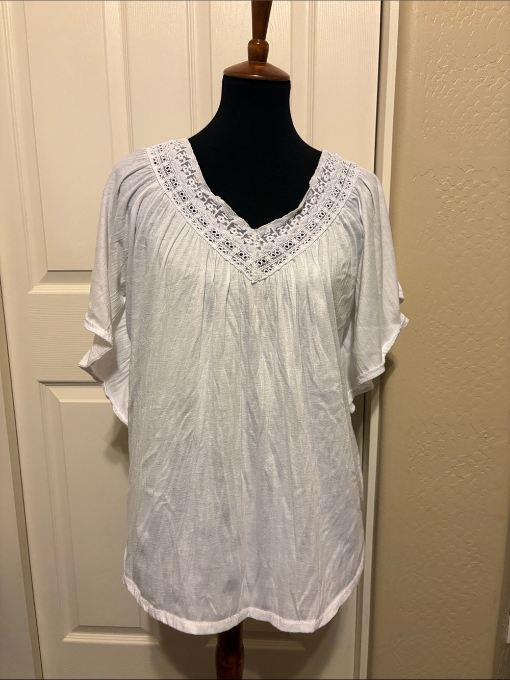 Carolyn Taylor White V-Neck Crochet Trim Tunic Top